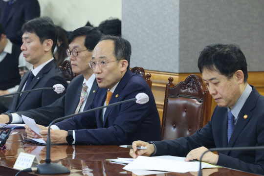 추경호 부총리 겸 기획재정부 장관이 2일 오전 서울 중구 명동 은행회관에서 열린 비상 거시경제금융 회의를 주재하고 있다. 왼쪽부터 이복현 금융감독원장, 이창용 한국은행 총재, 추 부총리, 김주현 금융위원장.<사진=연합뉴스>